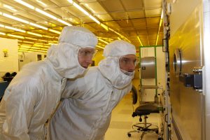 Chalmersforskarna Niklas Lindahl och Björn Wickman följer processen när den nya nanolegeringen skapas i en vakuumkammare i Chalmers renrum. Foto: Mia Halleröd Palmgren