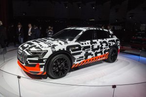 250 "camouflagemålade" e-tron Quattro rullade i Genève under bilsalongen. Foto: Audi